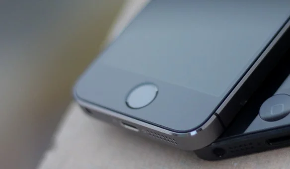 iPhone 5 et iPhone 5S superposés