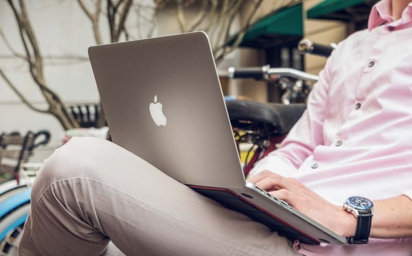 Twelve South BaseLift MacBook sur genoux-infoidevice