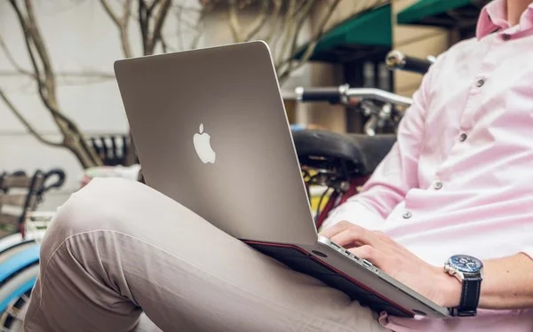 Twelve South BaseLift MacBook sur genoux-infoidevice
