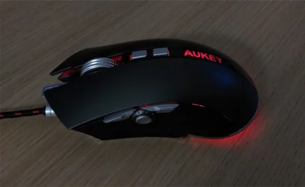 eclairage led rouge souris gamer aukey infoidevice