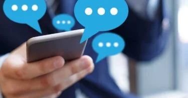 Un Téléphone Dans Une Main