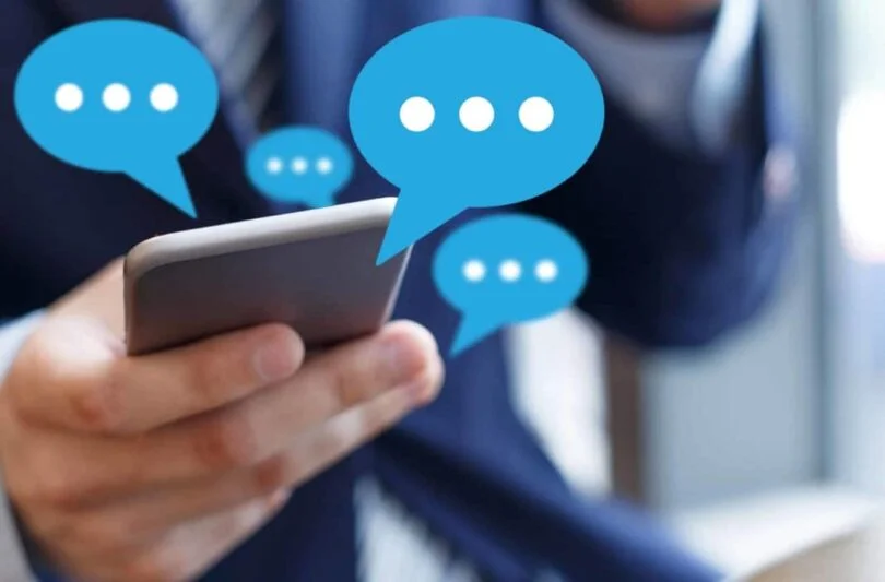 Un Téléphone Dans Une Main