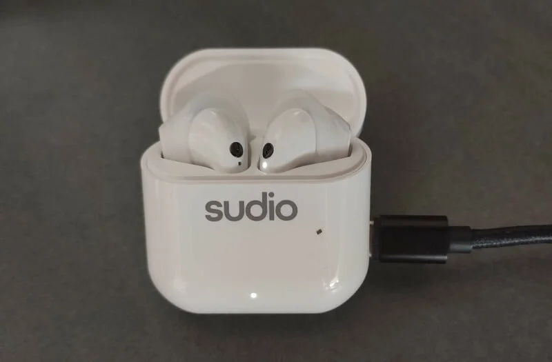 recharge boitier ecouteurs sudio nio blanc