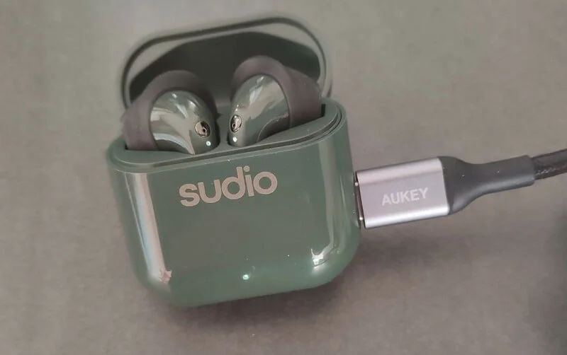recharge boitier ecouteurs sudio nio vert